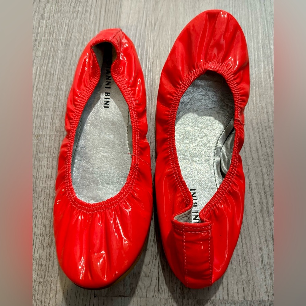 EUC Gianni Bini DINA Shocking Neon Pink Patent Leather Flats. Size 7.